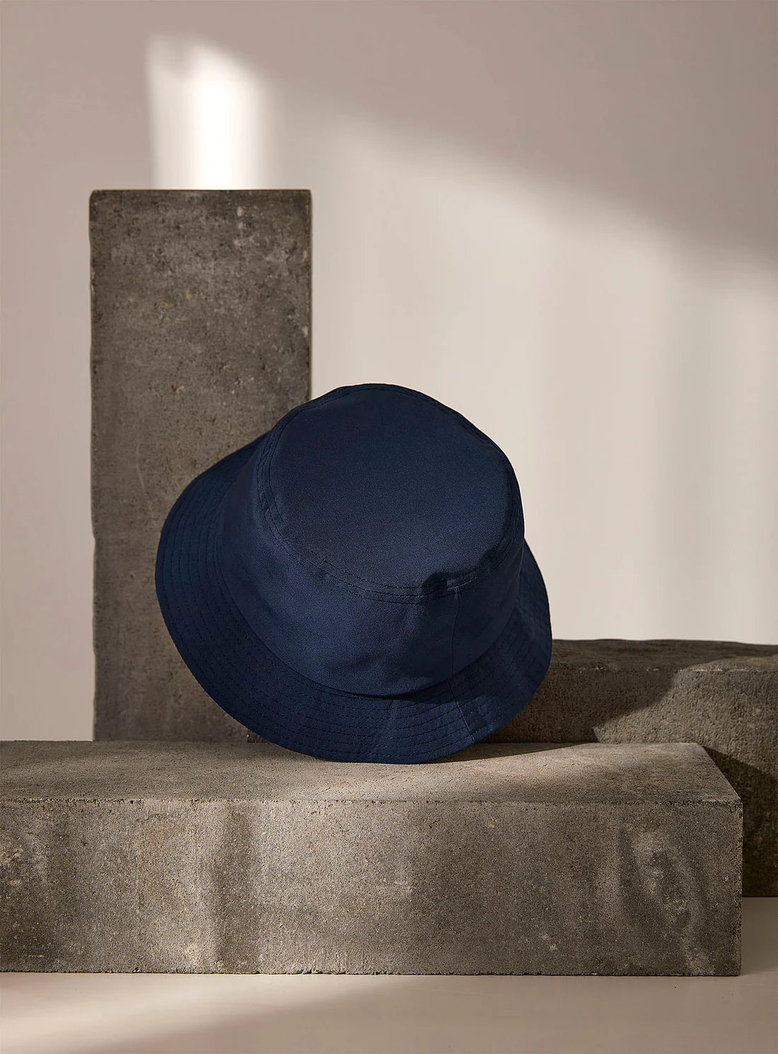 MILO & DEXTER The bucket hat chapeau en bleu marine