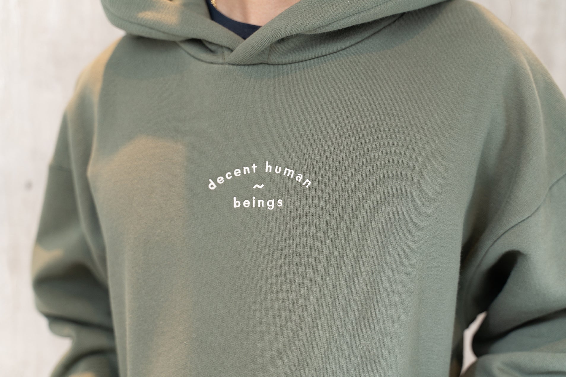 DECENT HUMAN-BEING hoodie olive brodé crème