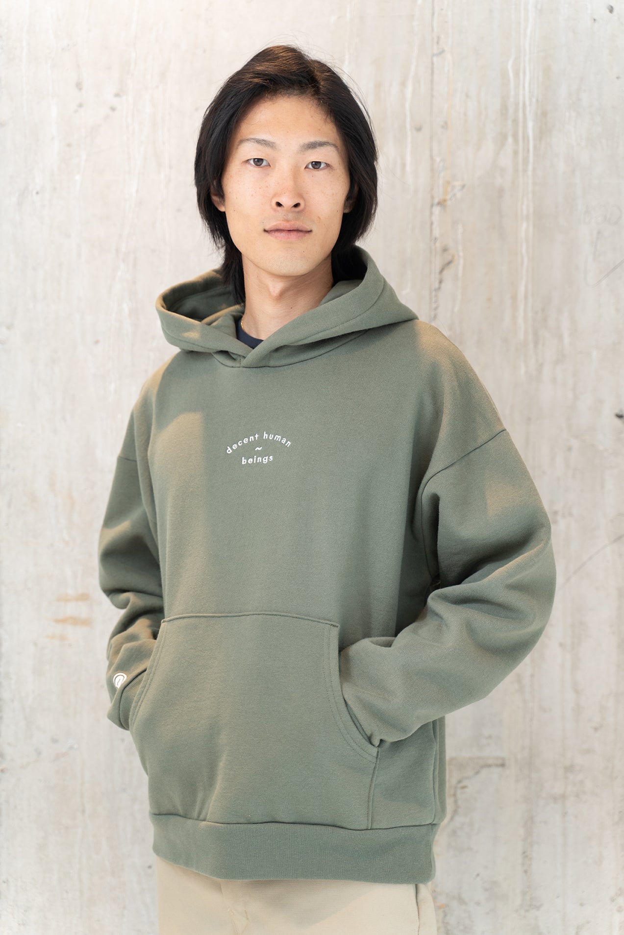 DECENT HUMAN-BEING hoodie olive brodé crème