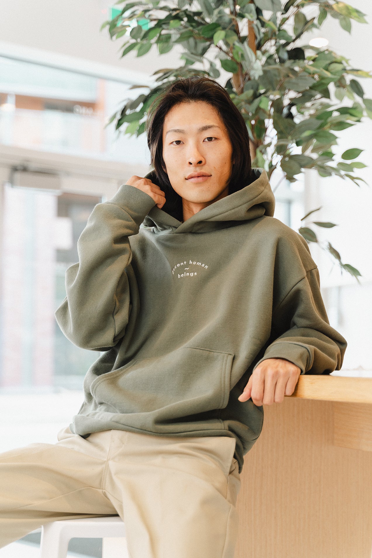 DECENT HUMAN-BEING hoodie olive brodé crème
