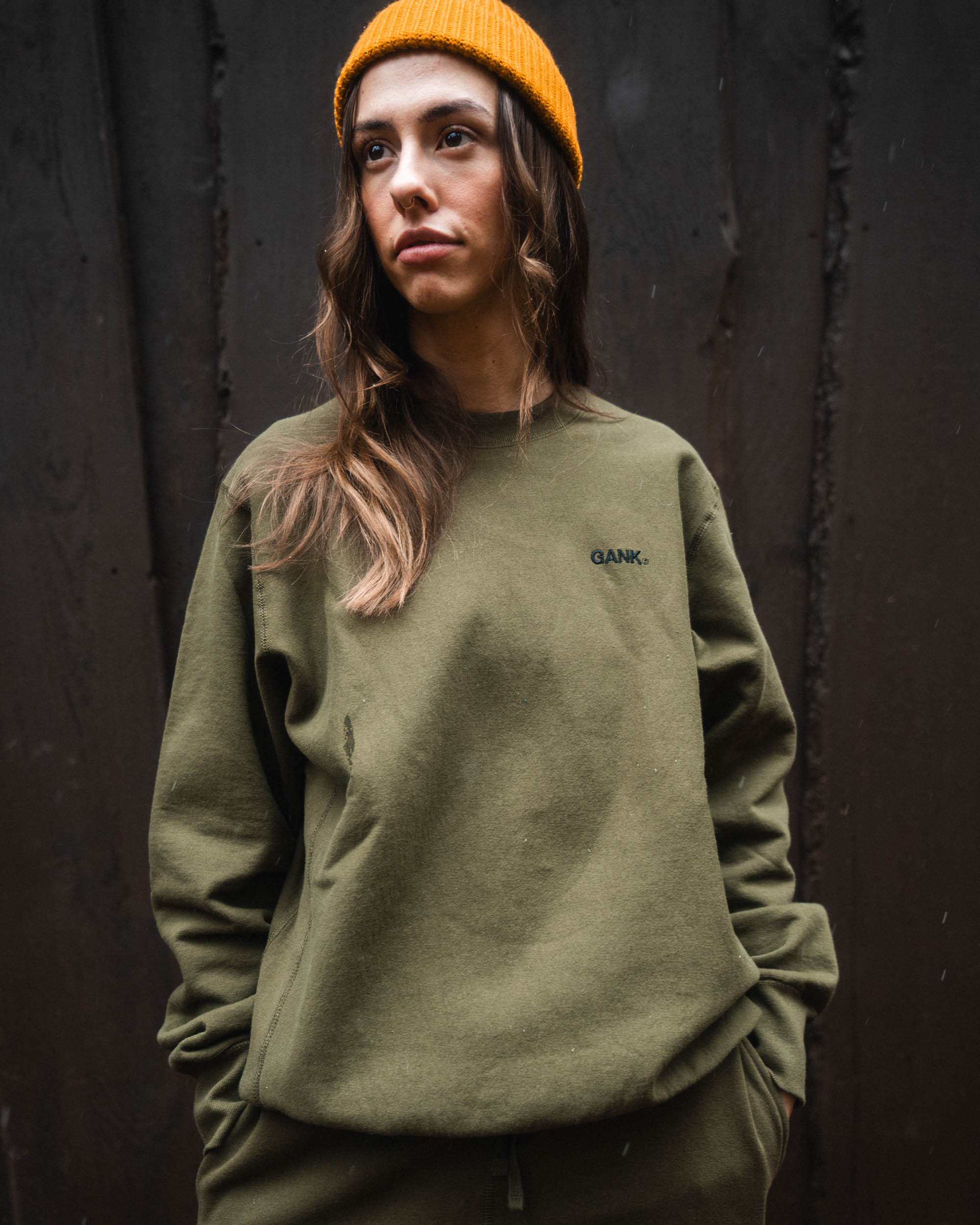 GANK Pull à col rond olive brodé noir