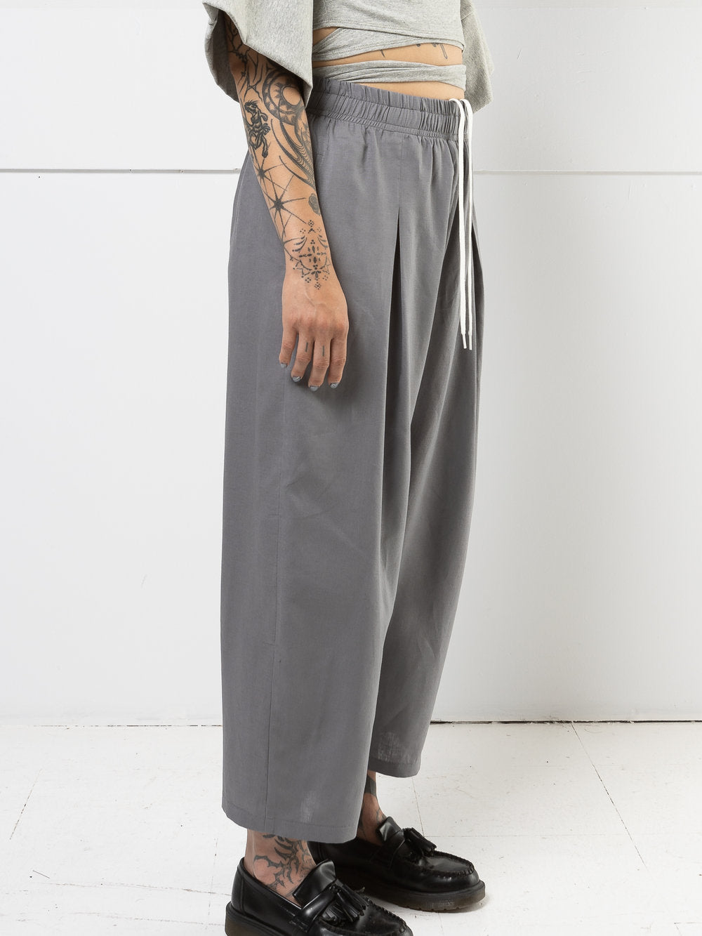 MERCY HOUSE Pantalon Henri plissé gris charbon