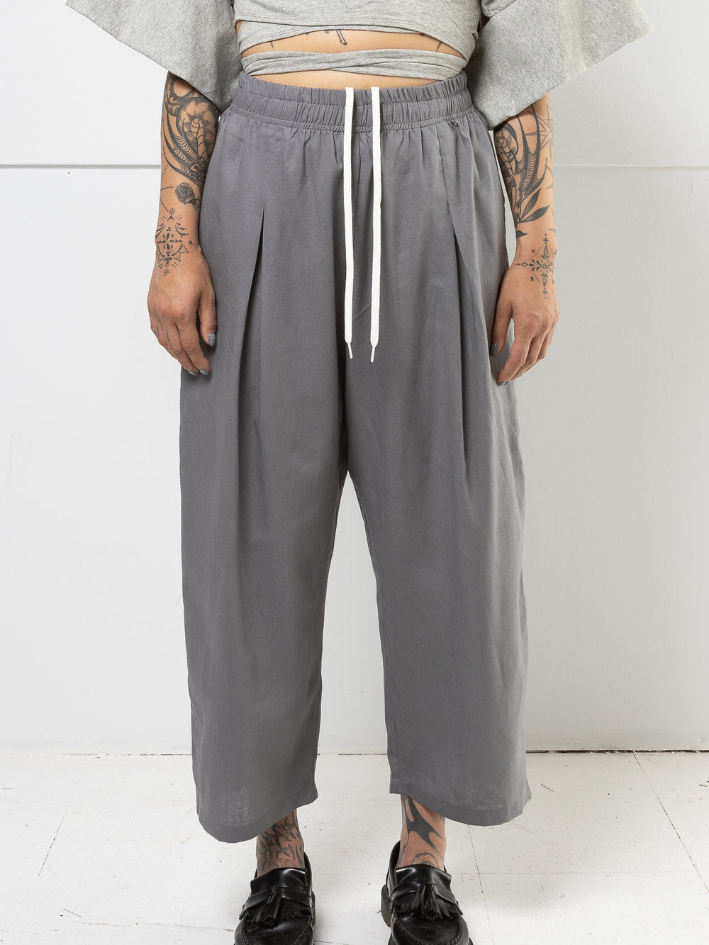 MERCY HOUSE Pantalon Henri plissé gris charbon