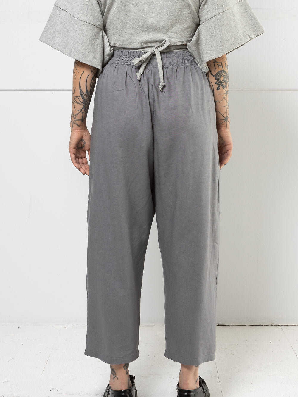 MERCY HOUSE Pantalon Henri plissé gris charbon