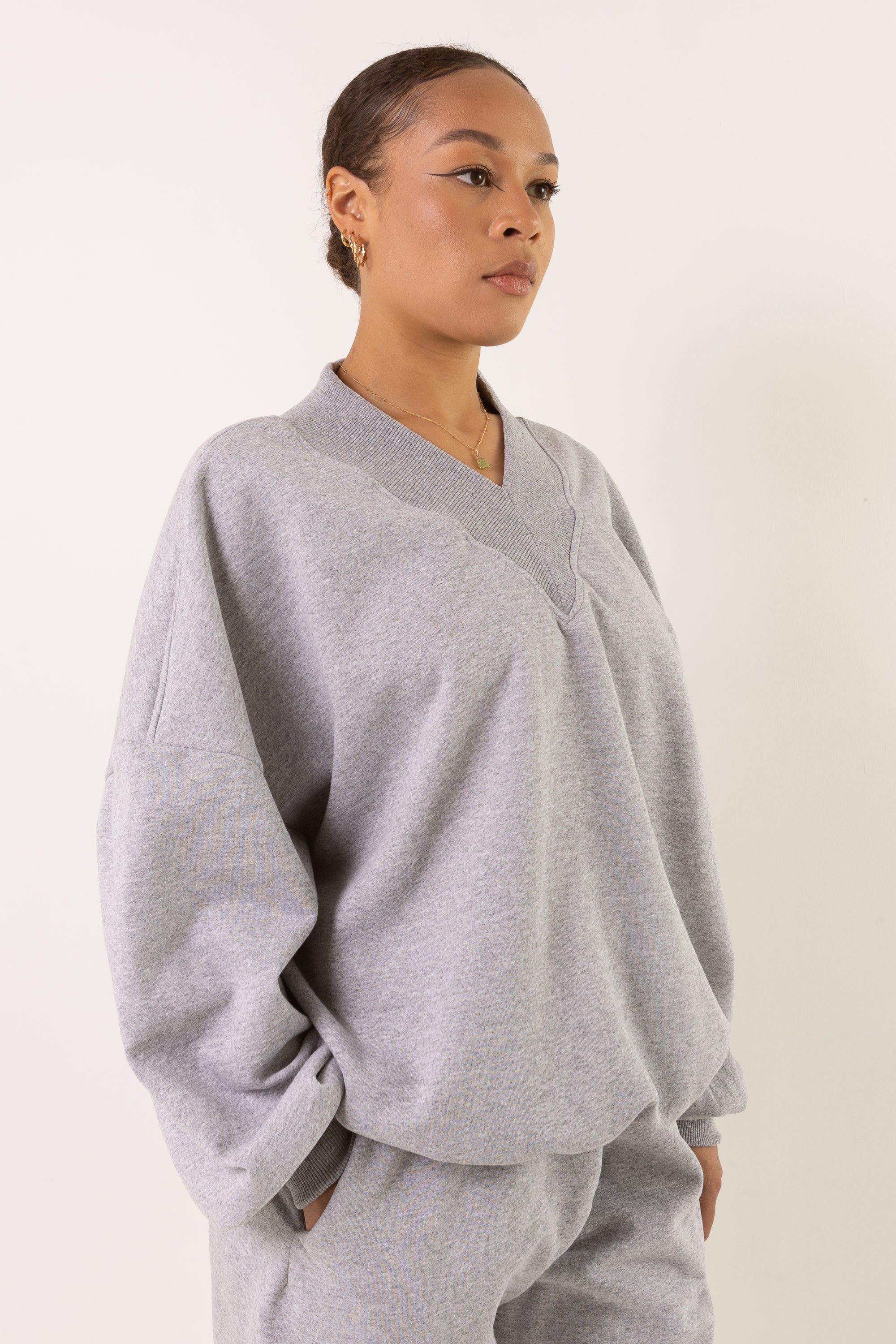 MERCY HOUSE elevate v-neck sweatshirt gris