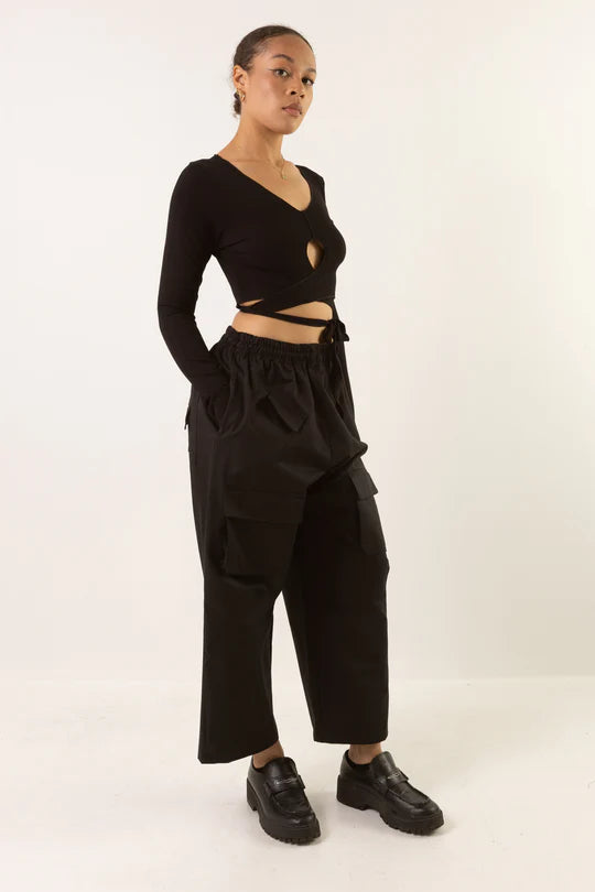 MERCY HOUSE Dionysus cropped cargo en noir