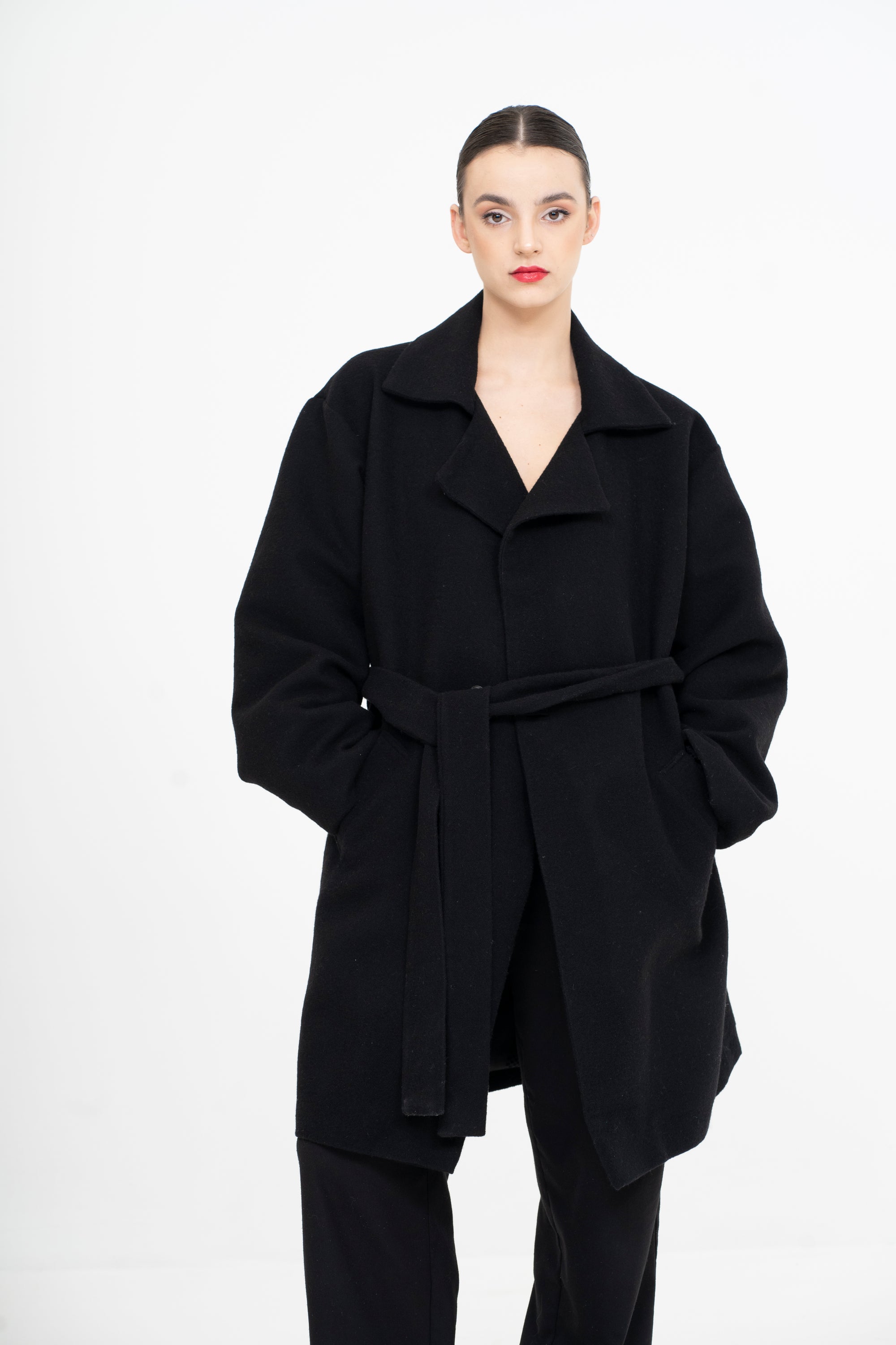 OSCAR MENDOZA Manteau long en laine, gros coeur brodé au dos