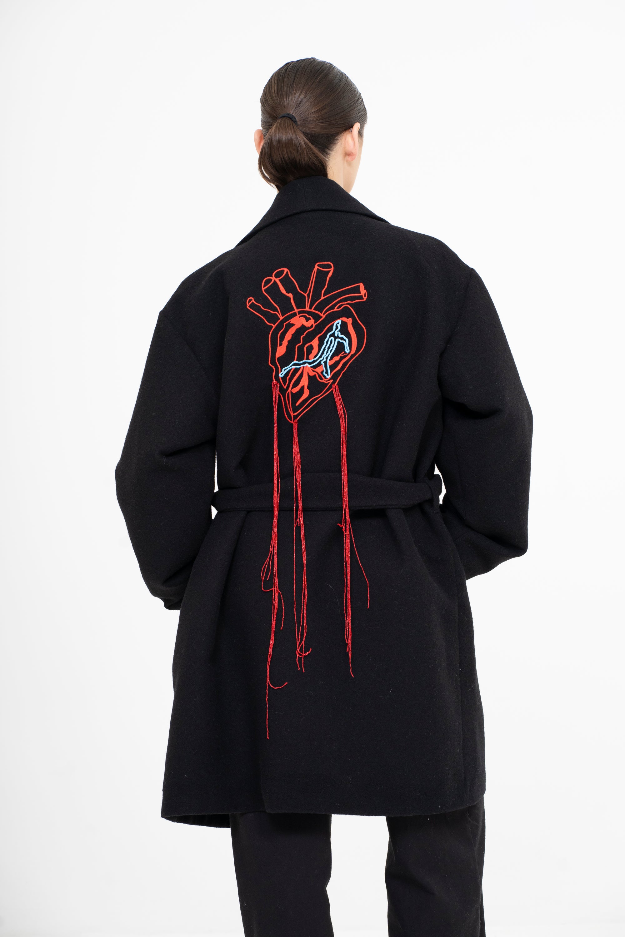 OSCAR MENDOZA Manteau long en laine, gros coeur brodé au dos