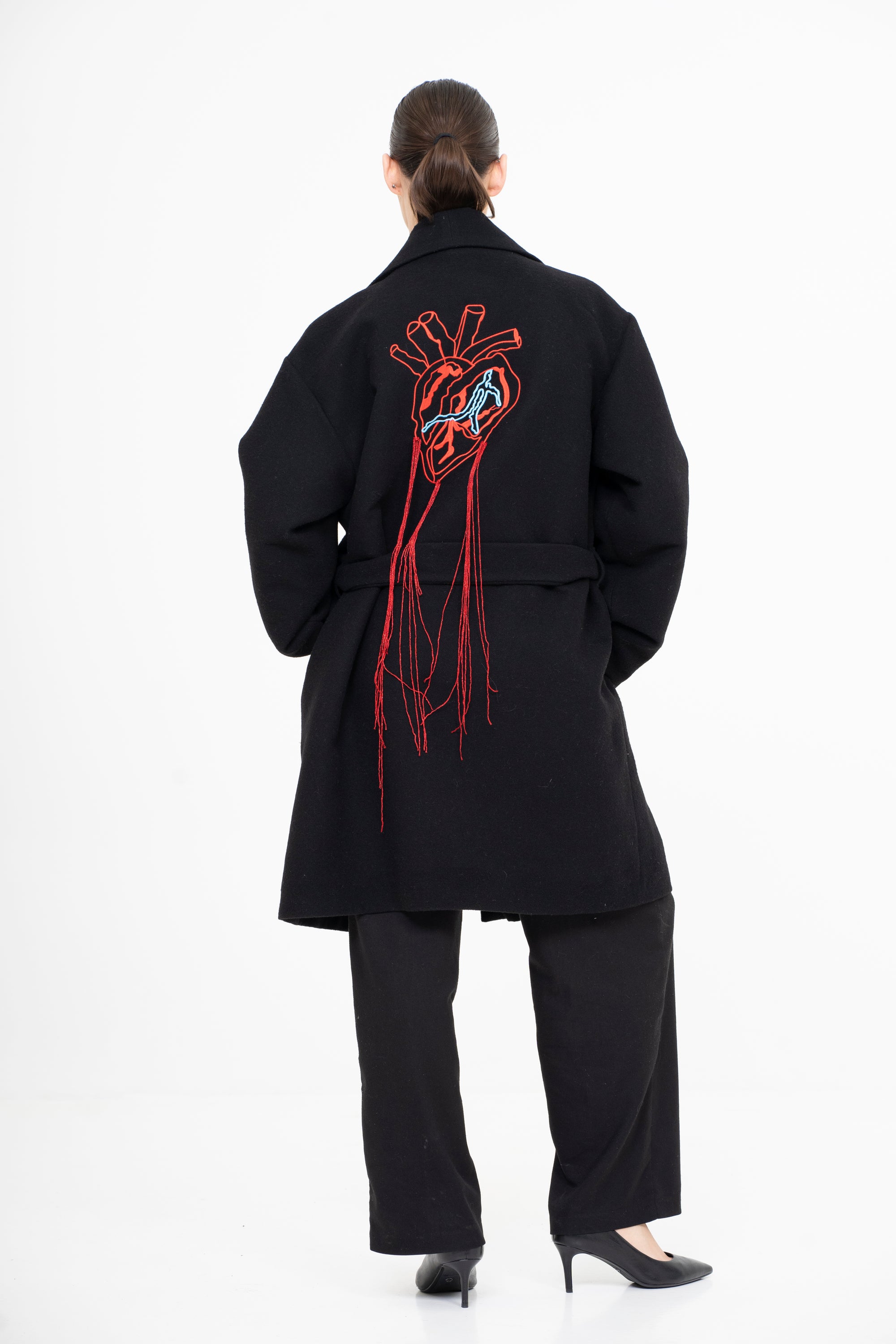 OSCAR MENDOZA Manteau long en laine, gros coeur brodé au dos