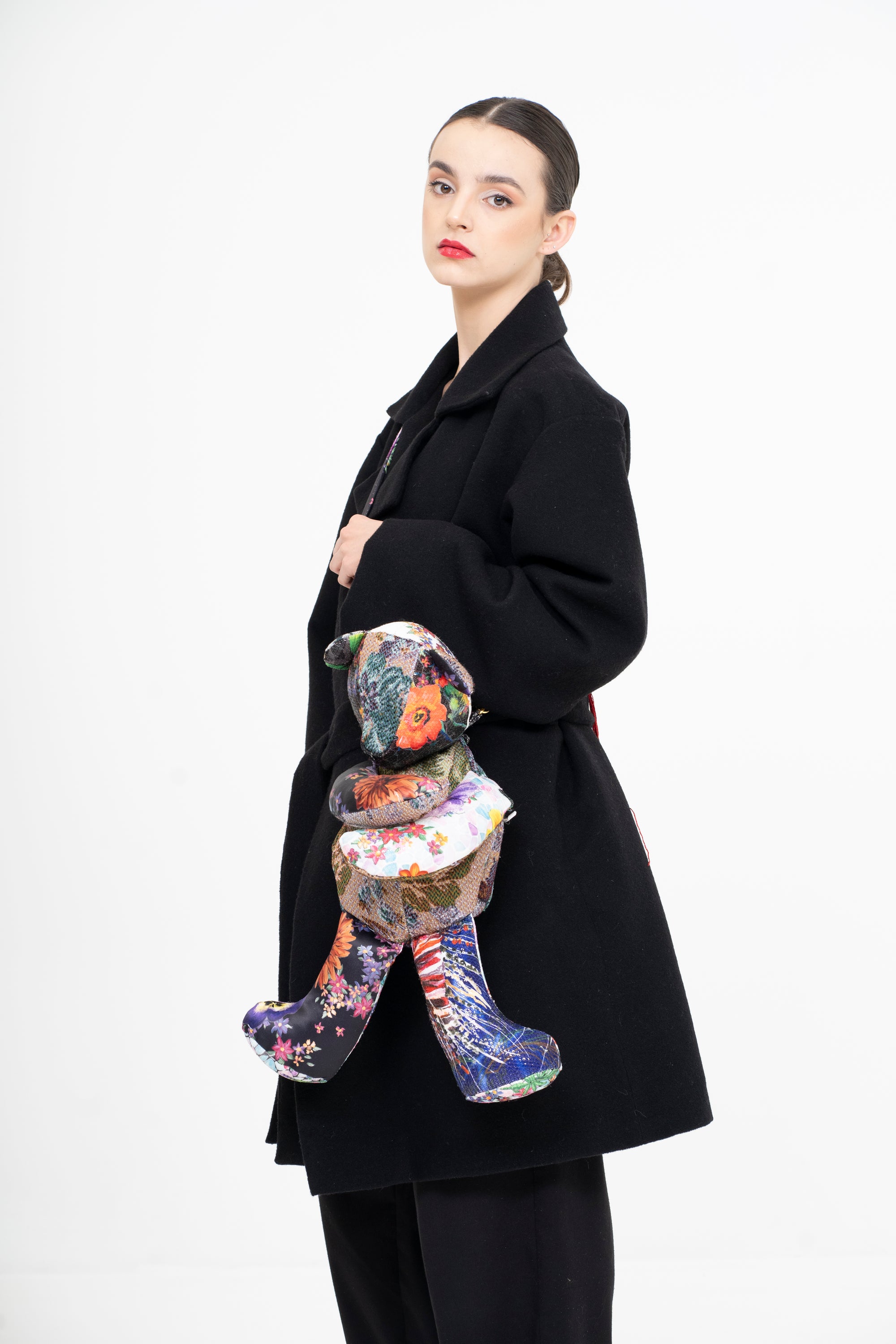 OSCAR MENDOZA Sac ourson à motifs multicolores