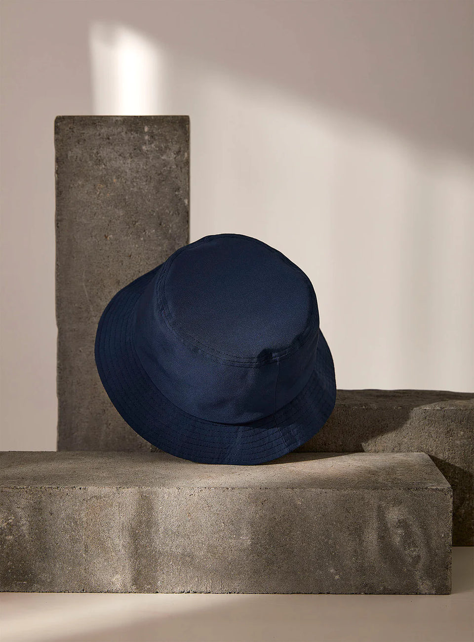 MILO AND DEXTER The bucket hat chapeau en bleu marine