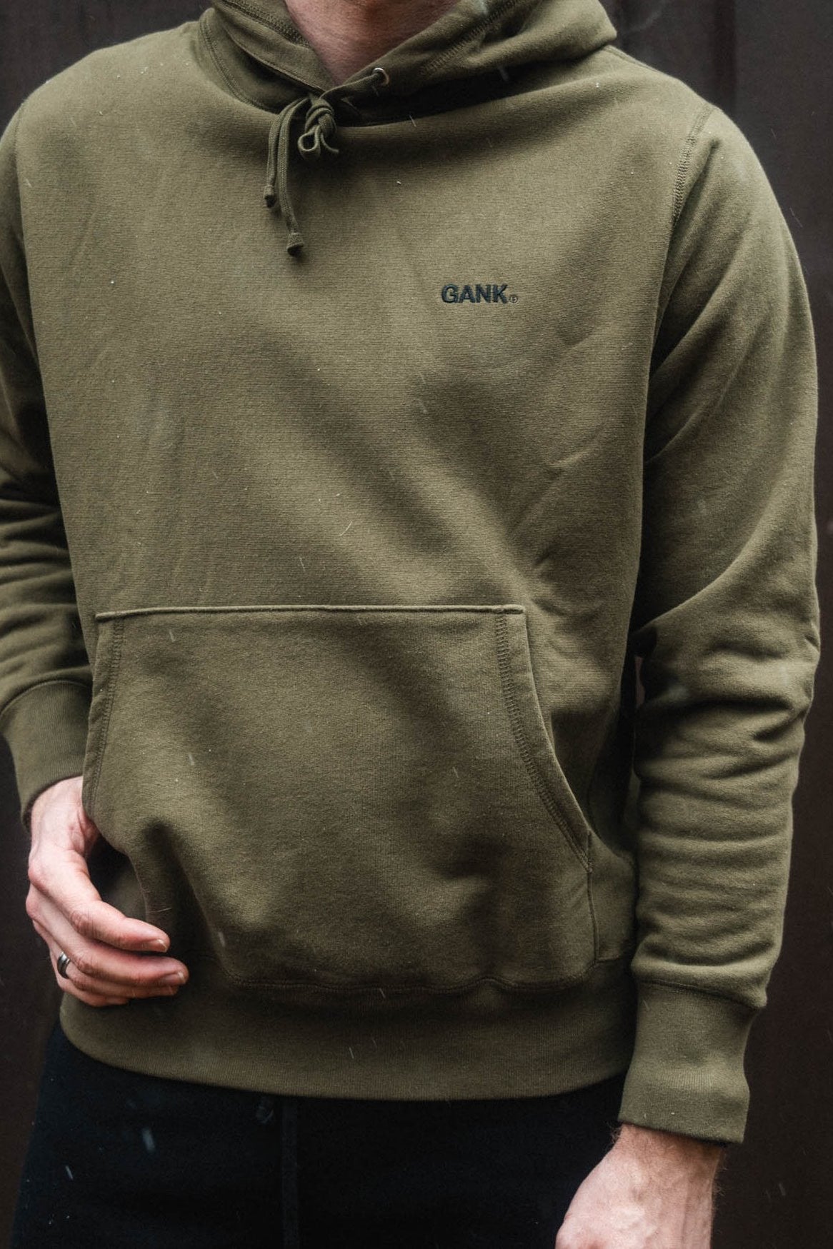 GANK Pull à capuche olive brodé noir