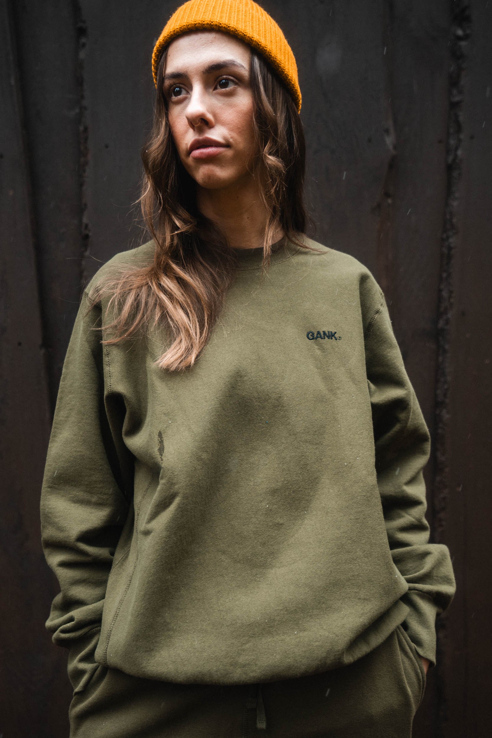 GANK Pull à col rond olive brodé noir