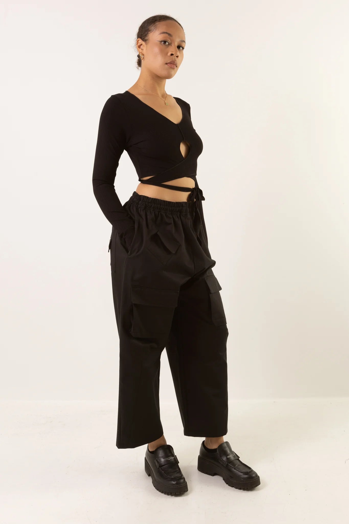 MERCY HOUSE Dionysus cropped cargo in black