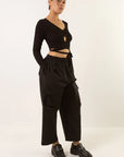 MERCY HOUSE Dionysus cropped cargo en noir